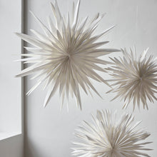 Lade das Bild in den Galerie-Viewer, Papiersterne "Dust" zum falten von House Doctor in verschiedenen Größen aufgehangen.