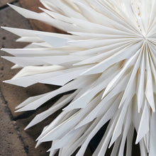 Lade das Bild in den Galerie-Viewer, Detailaufnahme der filigranen Spitzen von Papierstern "Reef" von House Doctor