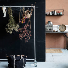 Lade das Bild in den Galerie-Viewer, House Doctor Tablett Acian im Boho-Stil aus geflochtenem Seegras mit Bambusrand.