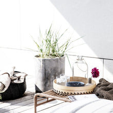 Lade das Bild in den Galerie-Viewer, House Doctor Tablett Acian im Boho-Stil aus geflochtenem Seegras mit Bambusrand.