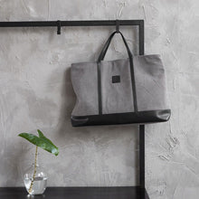 Lade das Bild in den Galerie-Viewer, Der House Doctor Weekender "Tour" ist eine Unisex-Tasche aus grauem Baumwollcanvas mit schwarzen Lederdetails. Minimalistisch-skandinavisches Design.