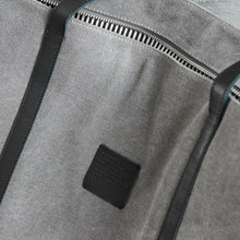 Lade das Bild in den Galerie-Viewer, Der House Doctor Weekender "Tour" ist eine Unisex-Tasche aus grauem Baumwollcanvas mit schwarzen Lederdetails. Minimalistisch-skandinavisches Design.