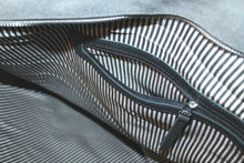 Lade das Bild in den Galerie-Viewer, Der House Doctor Weekender "Tour" ist eine Unisex-Tasche aus grauem Baumwollcanvas mit schwarzen Lederdetails. Minimalistisch-skandinavisches Design.