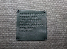 Lade das Bild in den Galerie-Viewer, Der House Doctor Weekender "Tour" ist eine Unisex-Tasche aus grauem Baumwollcanvas mit schwarzen Lederdetails. Minimalistisch-skandinavisches Design.