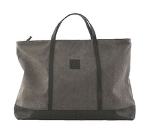 Lade das Bild in den Galerie-Viewer, Der House Doctor Weekender "Tour" ist eine Unisex-Tasche aus grauem Baumwollcanvas mit schwarzen Lederdetails. Minimalistisch-skandinavisches Design.