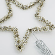 Lade das Bild in den Galerie-Viewer, Detail des Lametta-Dekors der Baumspitze Joy von House Doctor.