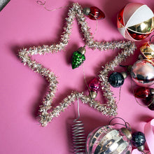 Lade das Bild in den Galerie-Viewer, Christbaumspitze "Joy" von House Doctor in kombination mit buntem Baumschmuck.