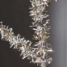 Lade das Bild in den Galerie-Viewer, Detail des Lamettadekors von House Doctor Baumspitze Joy.