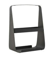 Lade das Bild in den Galerie-Viewer, House Doctor Zeitschriftenhalter "Hold" aus schwarzem Metall. Er hat ein schlichtes Design mit einem Henkel, an dem er auch aufgehangen werden kann.