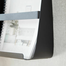 Lade das Bild in den Galerie-Viewer, House Doctor Zeitschriftenhalter "Hold" aus schwarzem Metall. Er hat ein schlichtes Design mit einem Henkel, an dem er auch aufgehangen werden kann.