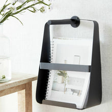 Lade das Bild in den Galerie-Viewer, House Doctor Zeitschriftenhalter "Hold" aus schwarzem Metall. Er hat ein schlichtes Design mit einem Henkel, an dem er auch aufgehangen werden kann.