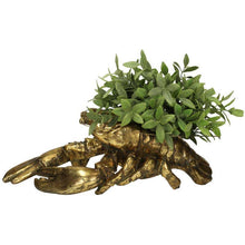 Lade das Bild in den Galerie-Viewer, Goldene Deko-Schale "Hummer" als Übertopf genutzt mit einer künstlichen Pflanze.
