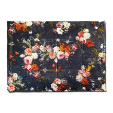 Lade das Bild in den Galerie-Viewer, Wohndecke "Lady Rose" von Imbarro aus weichem Baumwoll-Velour mit großflächigem Blumen-Motiv in gedeckten Farben.