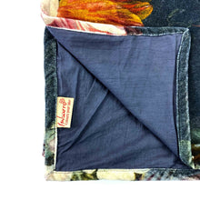 Lade das Bild in den Galerie-Viewer, Detail der Rückseite der Imbarro Decke "Lady Rose" in schlichtem Dunkelblau.