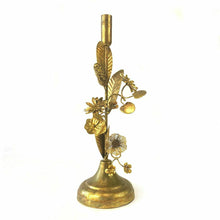Lade das Bild in den Galerie-Viewer, Kerzenhalter aus goldenem Metall von Imbarro. Der gerade Kerzenständer ist mit goldenen Blätter und Blüten aus Metall verziert.