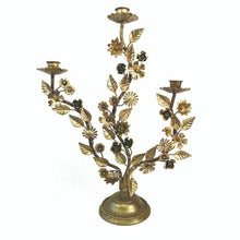 Lade das Bild in den Galerie-Viewer, Kerzenhalter aus goldenem Metall mit 3 Armen. Die geschwungenen Arme des Kerzenständers sind mit goldenen Blätter und Blüten verziert.