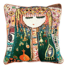 Lade das Bild in den Galerie-Viewer, Imbarro-Kissen "Aisha" mit Frauenkopf im orientalischen Hippie-Stil. Das Kisse ist bunt und mit vielen Stickereien und Spiegeln verziert.