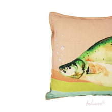 Lade das Bild in den Galerie-Viewer, Detail der Pailletten-Stickerei des "Brava" Kissens von Imbarro.