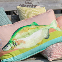 Lade das Bild in den Galerie-Viewer, Kissen "Brava" von Imbarro mit großem Fisch-Print in grün-gelb. Hintergrund in apricot-grün-türkis.