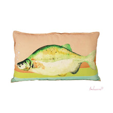 Lade das Bild in den Galerie-Viewer, Kissen "Brava" von Imbarro mit großem Fisch-Print in grün-gelb. Hintergrund in apricot-grün-türkis.