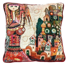 Lade das Bild in den Galerie-Viewer, Imbarro Kissen "Charissa" mit buntem Motiv im orientalischen Hippiestil. Zu sehen ist eine Frau und viele bunte Häuser. Das Kissen ist mit zahlreichen Details und Stickereien versehen.