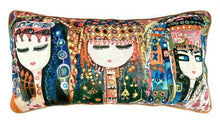 Lade das Bild in den Galerie-Viewer, Imbarro Kissen "Elvira" mit 3 Frauenköpfen im orientalischen Hippie-Stil. Bestickt mit vielen kleinen Spiegeln.