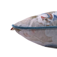 Lade das Bild in den Galerie-Viewer, Detail der blauen Samtpaspel des Kissen "Jill" von Imbarro.