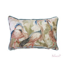 Lade das Bild in den Galerie-Viewer, Imbarro Kissen "Jill" aus der Dolce Nature Kollektion mit einem Motiv von 3 Fischreihern auf lindgrünem Hintergrund. Das rechteckige Kissen wird von einer Paspel aus blauem Samt eingefasst und ist beidseitig bedruckt.