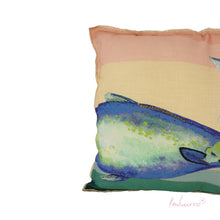 Lade das Bild in den Galerie-Viewer, Detail vom gestickten Pailletten-Detail des Imbarro Kissen "La Palma" mit Fisch-Muster in blau auf apricot-türkisem Hintergrund.