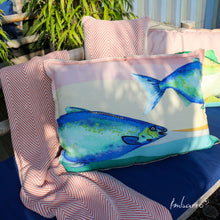 Lade das Bild in den Galerie-Viewer, Imbarro Kissen "La Palma" mit Fisch-Muster in blau auf apricot-türkisem Hintergrund. Mit gesticktem Pailletten-Detail.