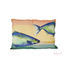 Lade das Bild in den Galerie-Viewer, Imbarro Kissen "La Palma" mit Fisch-Muster in blau auf apricot-türkisem Hintergrund. Mit gesticktem Pailletten-Detail.