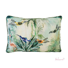 Lade das Bild in den Galerie-Viewer, Kissen Luca von Imbarro mit einem Motiv von Flamingo, Kolibri und 3 weiteren exotischen Vögeln vor einem Hintergrund von Palmen und Farn.