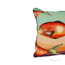 Lade das Bild in den Galerie-Viewer, Detailaufnahme von Kissen "Mallorca" von Imbarro mit orangen Fisch-Muster auf türkis-orangem Hintergrund.