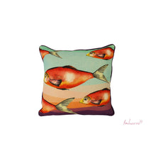 Lade das Bild in den Galerie-Viewer, Kissen "Mallorca" von Imbarro mit orangen Fisch-Muster auf türkis-orangem Hintergrund.