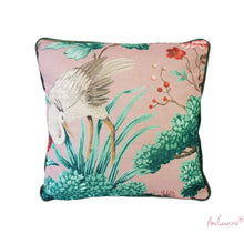 Lade das Bild in den Galerie-Viewer, Imbarro Kissen "Mare" mit Kranich-Motiv auf rosa Hintergrund mit floralen Elementen in grün.