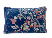 Lade das Bild in den Galerie-Viewer, Imbarro Kissen "Tess" aus dunkelblauem Samt mit abstrakter Blütenstickerei.