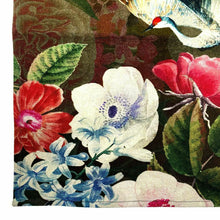 Lade das Bild in den Galerie-Viewer, Detail der Stoffstruktur und des Blumenprints vom Imbarro Küchentuch.