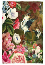 Lade das Bild in den Galerie-Viewer, Imbarro Küchentuch "Mr. Carson" mit Reiher- und Blütenprint auf braunem Hintergrund.