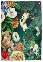 Lade das Bild in den Galerie-Viewer, Imbarro Küchentuch "Mr. Carson" mit Reiher- und Blumenprint auf grünem Hintergrund.