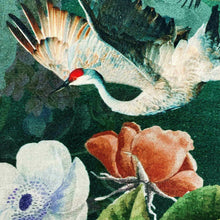 Lade das Bild in den Galerie-Viewer, Detail des Reiher-Prints und der Stoffstruktur vom Imbarro Küchentuch "Mr. Carson".