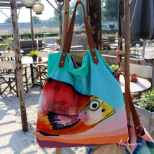 Lade das Bild in den Galerie-Viewer, Shopper-Tasche "Boa Vista" von Imbarro mit einem orangen Fisch-Motiv auf türkisem Hintergrund.
