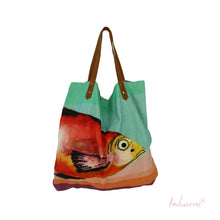 Lade das Bild in den Galerie-Viewer, Shopper-Tasche "Boa Vista" von Imbarro mit einem orangen Fisch-Motiv auf türkisem Hintergrund.