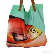 Lade das Bild in den Galerie-Viewer, Detail der Shopper-Tasche "Boa Vista" von Imbarro mit einem orangen Fisch-Motiv auf türkisem Hintergrund.