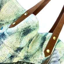 Lade das Bild in den Galerie-Viewer, Detail der angenieteten Ledergriffe des Bay-Shoppers von Imbarro aus der Costa-Serie.