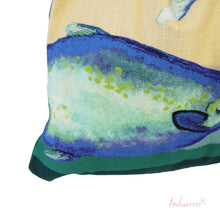 Lade das Bild in den Galerie-Viewer, Detail der Stoffstruktur und des Aufdrucks von Imbarro Shopper-Tasche "La Palma" mit blauem Fisch-Motiv.