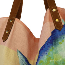 Lade das Bild in den Galerie-Viewer, Detail der angenieteten Griffe von Imbarro Shopper-Tasche "La Palma" mit blauem Fisch-Motiv.