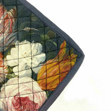 Lade das Bild in den Galerie-Viewer, Detail der Steppunf und des Blumenprints der Imbarro Topflappen "Lady Rose"