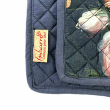 Lade das Bild in den Galerie-Viewer, Detail des Labels und der Steppunf der Imbarro Topflappen "Lady Rose".