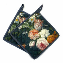 Lade das Bild in den Galerie-Viewer, 2 Topflappen von Imbarro, Modell "Lady Rose". Die Topflappen haben ein großes Blumenmuster auf dunkelblauem Grund.