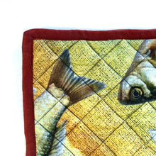 Lade das Bild in den Galerie-Viewer, Detail der Steppung und der roten Paspel vom Imbarro Topflappen "Ocean".